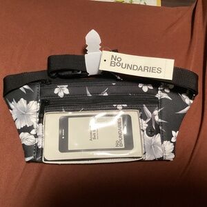 No Boundaries Beach Floral Tropical Black and White Fanny Pack/Belt Bag NWT